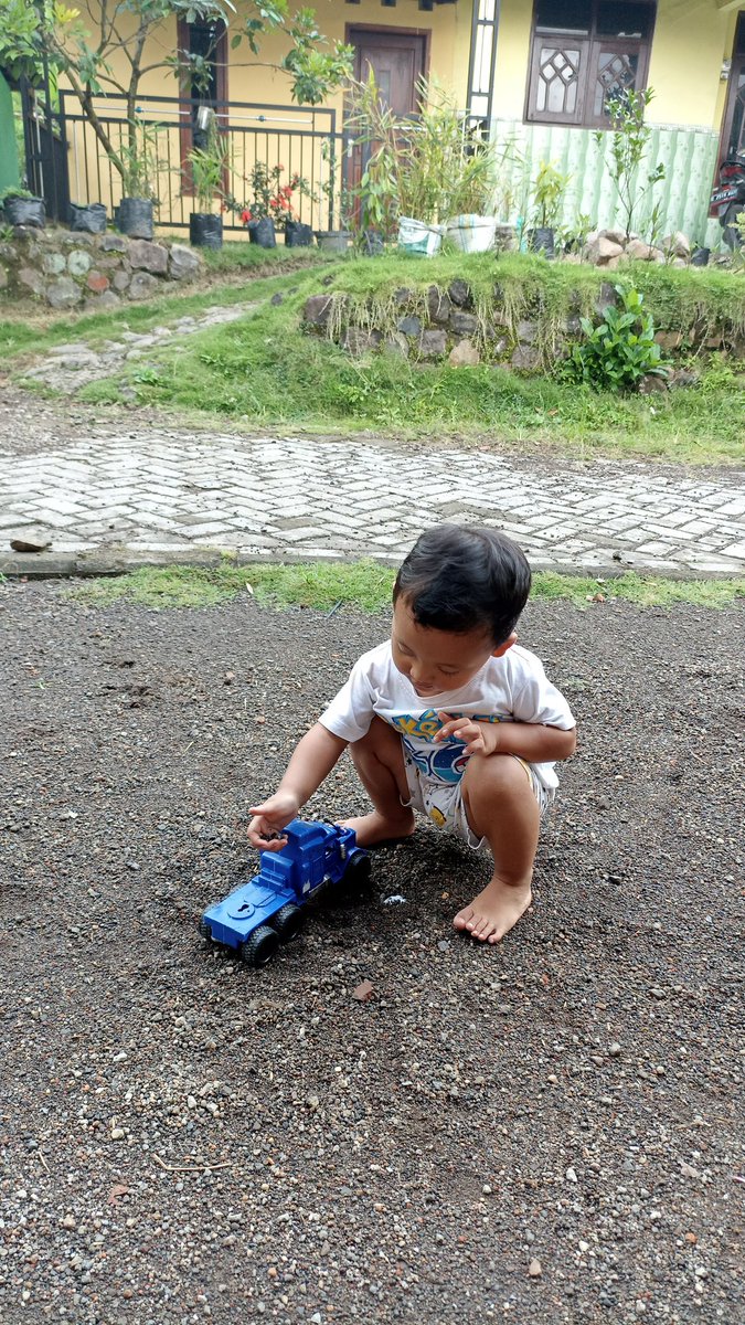 SisscaRy's tweet photo. Ada atau tidak ada dia yg kau anggap pahlawan, adek tetap anak mama dan cucu ibuk. https://t.co/6GF2K0zeg0