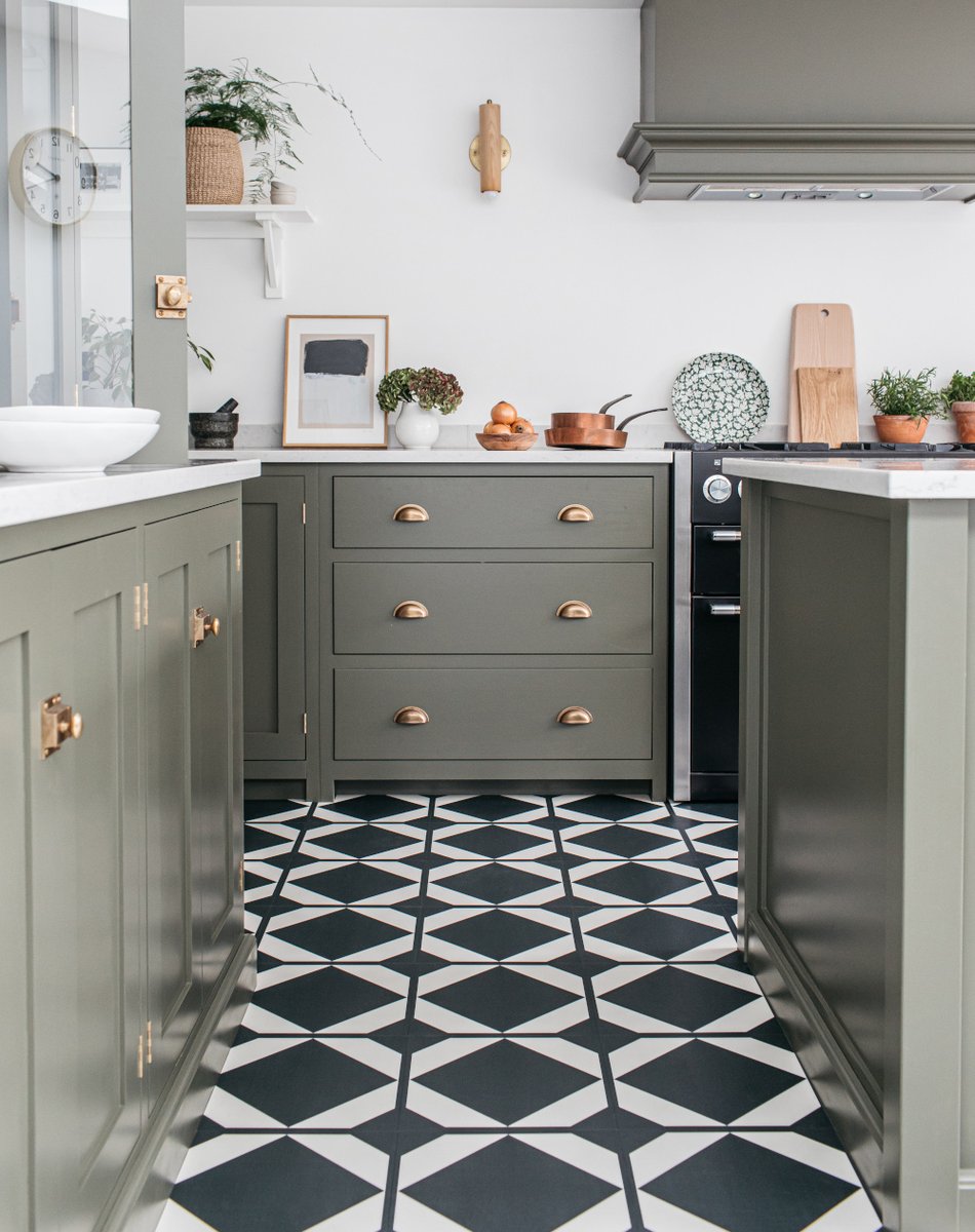 Trending now: monochrome &amp; pattern

Dovetail Ink Black brings a modern elegance to any sized space. Creating a sense of luxe in spaces to escape is a trend we’re loving this year and you can transform any room with a patterned floor tile. 
harveymaria.com/flooring/ink-b…