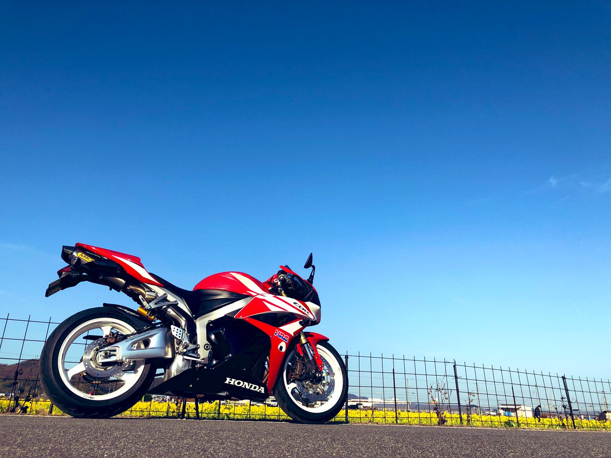 moto_hato's tweet photo. はじめまして自己紹介です。

名前: はと
性別: ♂
身長: 168
住み: 神戸
車種: スーパーカブ110, 
          VTR250, CBR600RR 
好き: 旅、道の開拓、地図を見るの
一言: 気軽に声を掛けて下さい。

#バイク乗りとして軽く自己紹介
#バイク乗りとつながりたい 
#バイク好きと繋がりたい https://t.co/sOrMO7yI5J