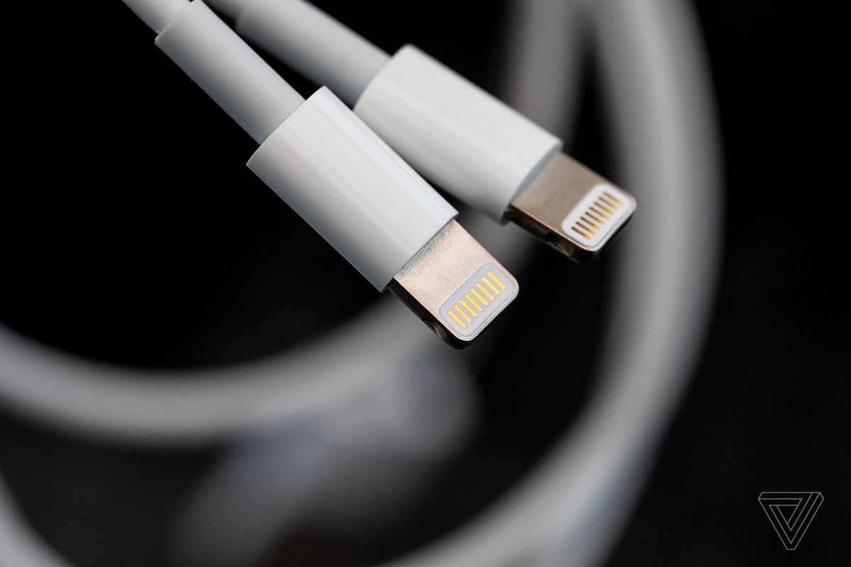 Apple will drop iPhone Lightning port in favor of USB-C in 2023, claims analyst theverge.com/2022/5/11/2306…