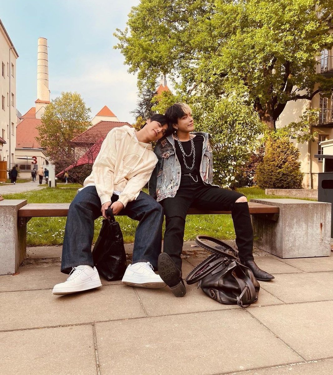 ninchannie's tweet photo. These college aus really be writing themselves https://t.co/sUIbyjJWWH