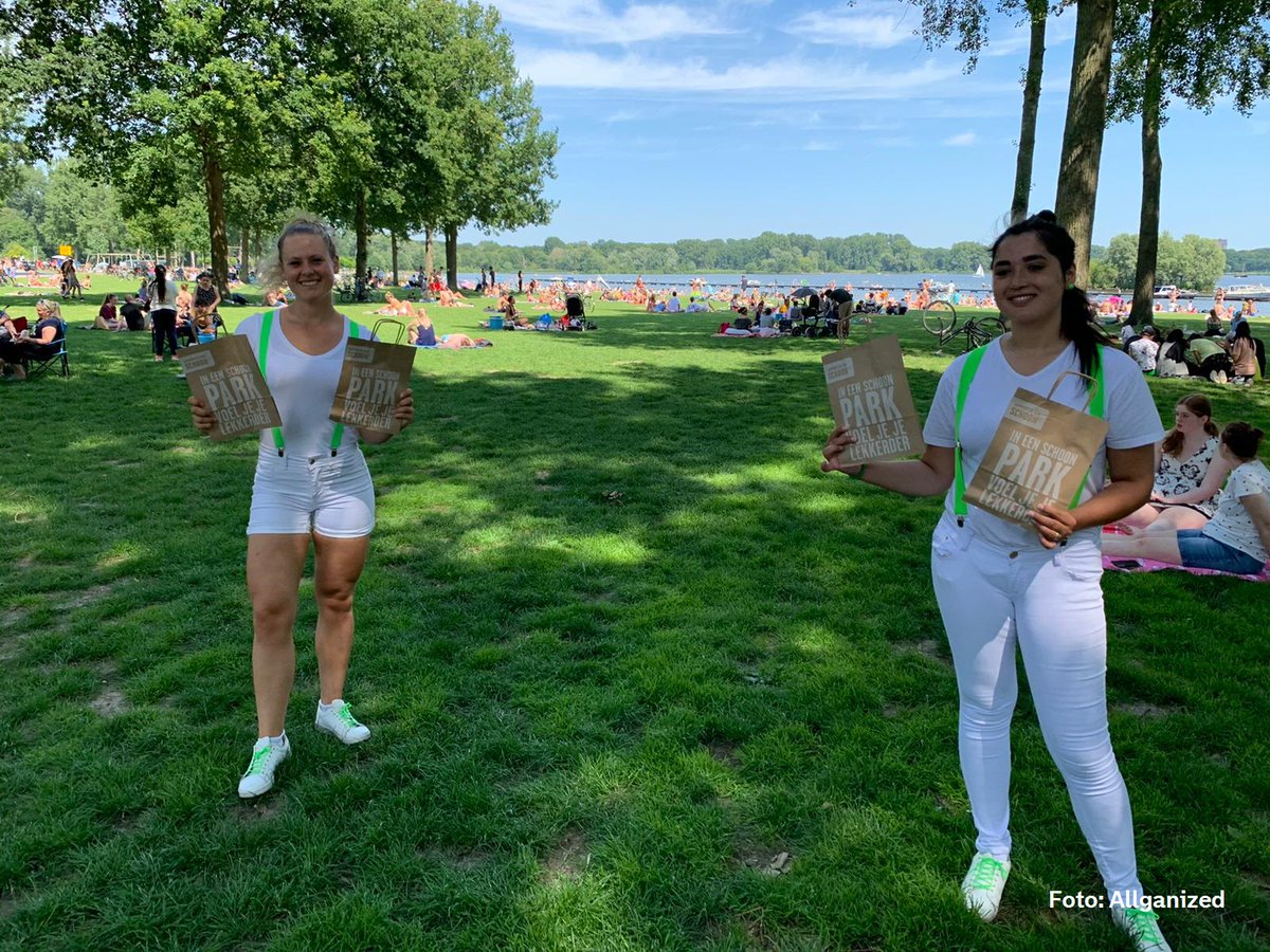 Onze #Voorlichters zijn vanmiddag vanaf 15:00 uur in het #KralingseBos. Ze delen afvaltasjes uit en gaan in gesprek met bezoekers over het juist weggooien van #Afval en de #Barbecueregels. #InDeBak #BuitenIsVanOnsAllemaal