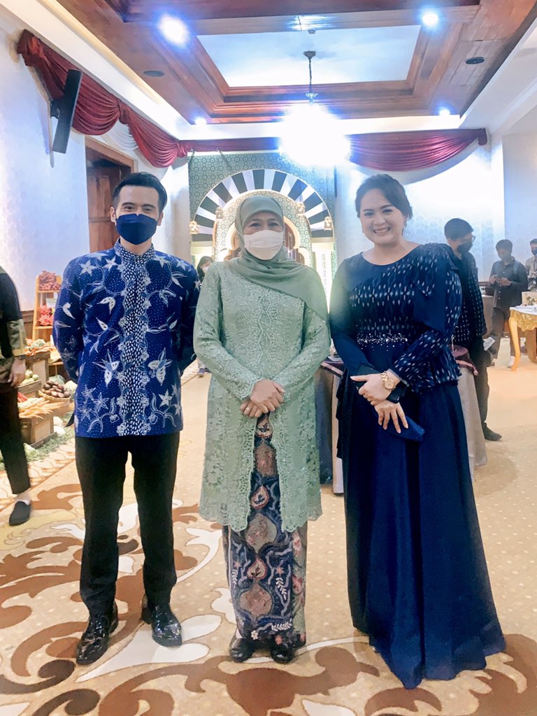 Minal aidin wal faidizin, Ibu <a href="/KhofifahIP/">Khofifah Indar Parawansa</a> Maaf lahir &amp; batin. <a href="/JatimPemprov/">Pemprov Jawa Timur</a> #halalbihalal #gubernurjatim