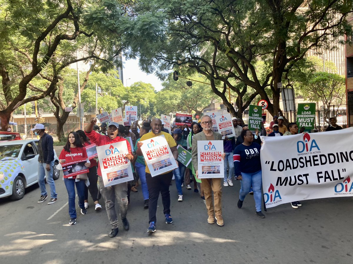 niehaus_carl's tweet photo. Participating in the #PeoplesMarch to the Union Buildings that #LoadsheddingMustFall. We are hading over a Memorandum and Petition of 500 pages with more than 47 000 signatures. https://t.co/2LA85aTJzY