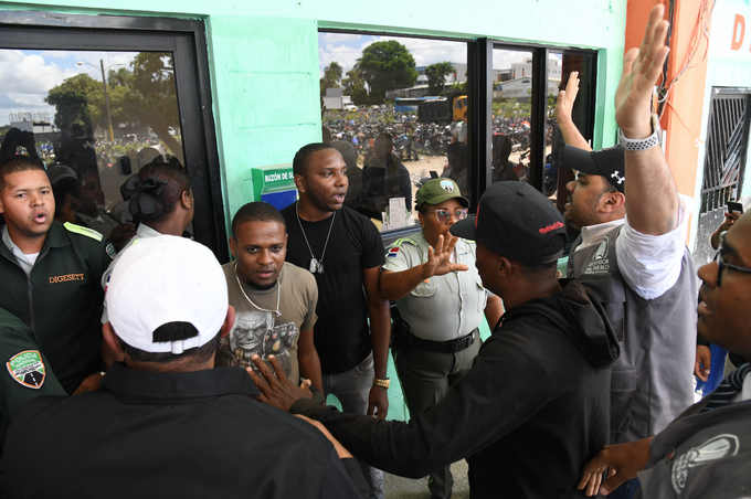 ListinDiario's tweet photo. #LaRepúblicaLD | Aún sin respuesta por atropello en Canódromo 

Lea: https://t.co/vRAQHlq6a2

#Canódromo #Prensa #AgresiónPolicial #Digesett #ListínDiario https://t.co/Az0fR9U6Kv