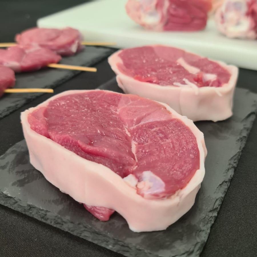 CarneCordero's tweet photo. Ya nos encontramos en @EducarneOficial junto al maestro carnicero Daniel Herrero hablando de la variedad de cortes de #CarneDeCordero #EUAgriPromo #Cordero #Educarne https://t.co/qhwuAV8hDa