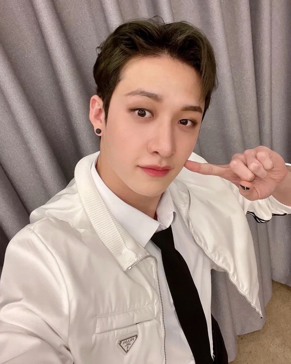 BANGCHRlES's tweet photo. Can you see a bit seaweed color on my head? I mean my hair. https://t.co/yvhyssa9V5