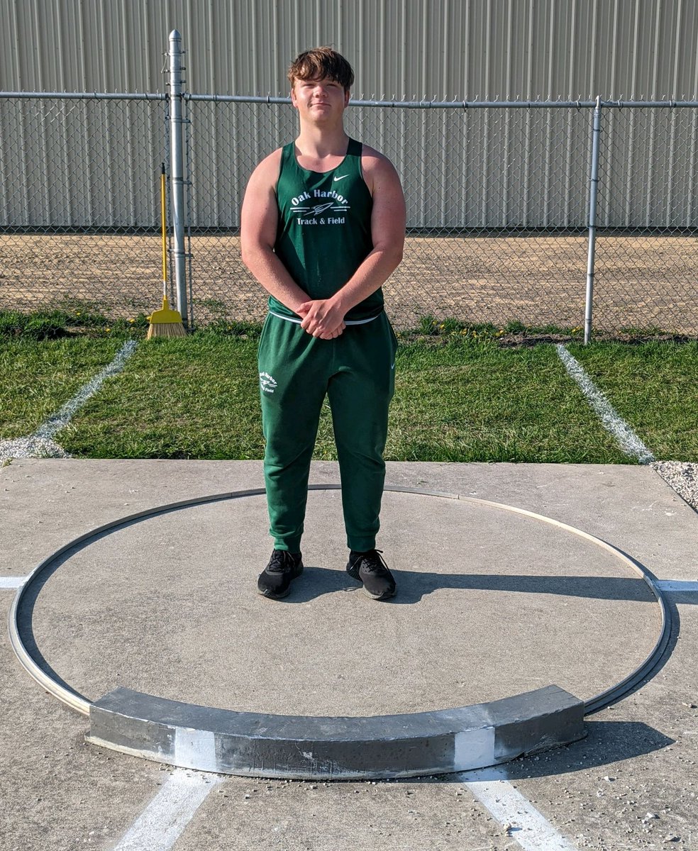 OHHSmensTF's tweet photo. A huge congratulations to our own Evan Hall (sophomore) who is the SBC Runner up in the shot put throwing a massive 50ft 3inches last night. Freshman Jacob Ridener also earned a 7th place finish throwing a PR of 39ft 4inches. Great Job Rockets! https://t.co/xaZnE7UsHu