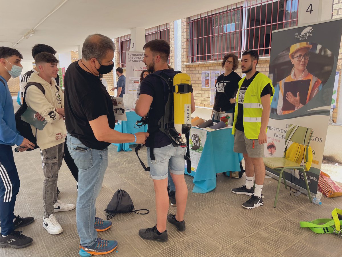 alandav_'s tweet photo. #Stand del #CFGS de Prevención de Riesgos Profesionales en la I Feria de Emprendimiento @aeiesfuentepina 

#SomosFuentepiña @FPAndaluza @ProInnoAnd https://t.co/FXEx4jqvwG