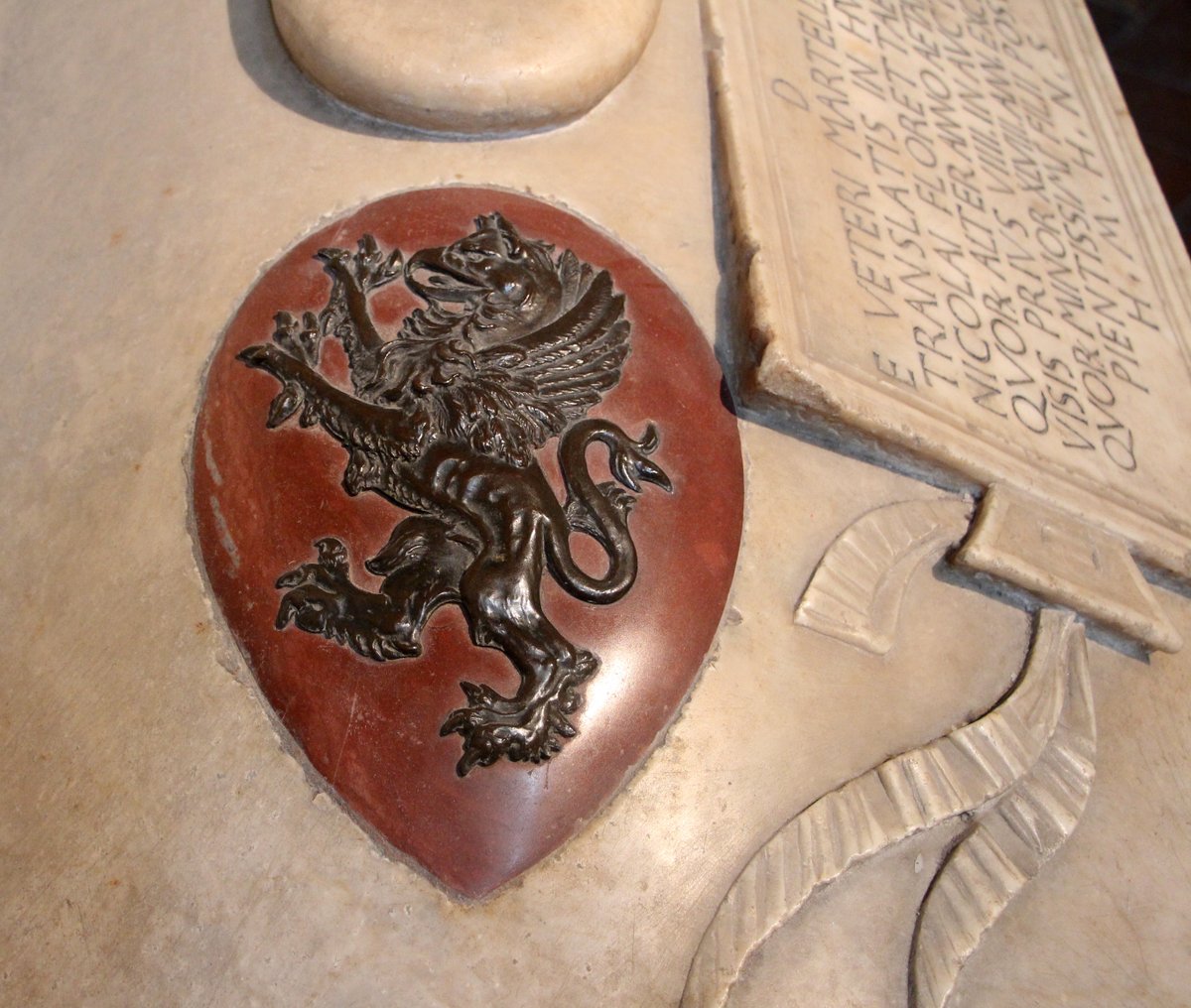 La tomba di Niccolò e Fioretta Martelli viene commissionata a #Donatello nel 1464 dal figlio della coppia, Roberto Martelli.
#Donatello rinnova completamente la forma del sarcofago, realizzando con il marmo un'originalissima cesta di vimini.