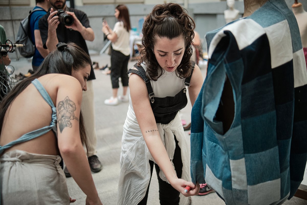 6º #MaratonReciclajeTextil que organizamos con <a href="/LaCasaEncendida/">La Casa Encendida</a>.Recibimos 900kg de ropa de <a href="/recumadrid/">Recumadrid</a> con los que instalamos una montaña de textil en desuso,materia prima para los 5 proyectos seleccionados previamente a través de la #ConvocatoriaCreadoras Fotos:Nacho Goytre