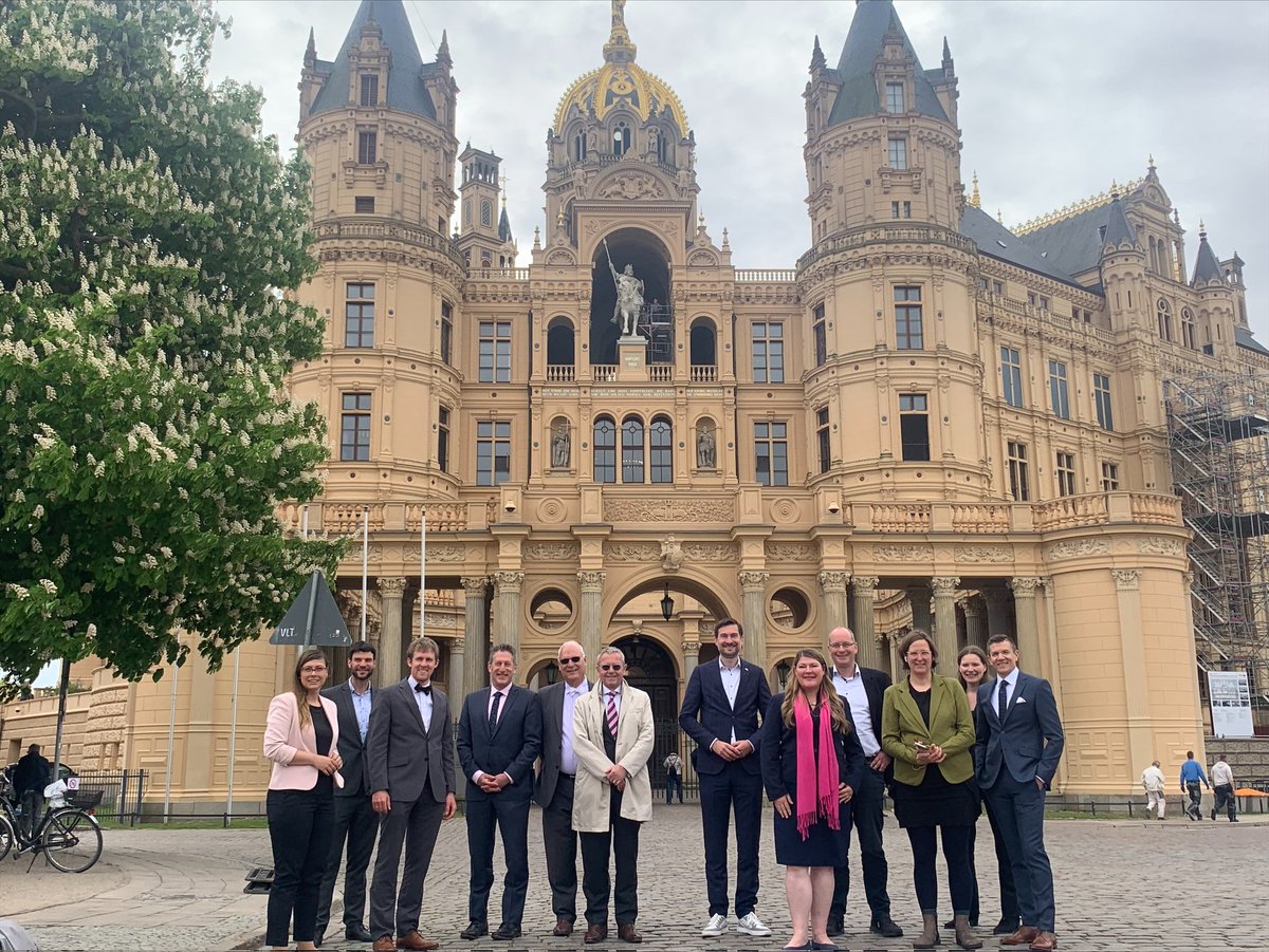 🇩🇪 🇺🇸 Yesterday, we kicked off the first in-person meeting of our Laboratories of Democracy Initiative in Schwerin, MV, with a welcome dinner. This is the 2nd program year of our transatlantic exchange program that brings together German and U.S.-American state legislators.