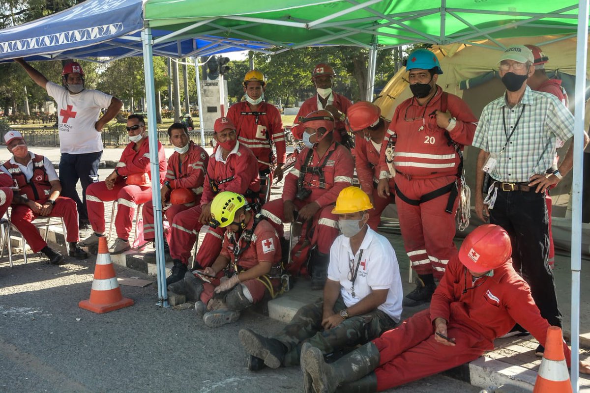 DiazCanelB's tweet photo. Volvimos al #HotelSaratoga donde se trabaja sin descanso para hallar a las personas que aún permanecen desaparecidas. Es heroico lo que están haciendo bomberos y rescatistas desde el fatídico 6 de mayo. Para ellos todo nuestro reconocimiento. #FuerzaCuba
https://t.co/pV5oSYHTU4 https://t.co/7eo7jQvc6B