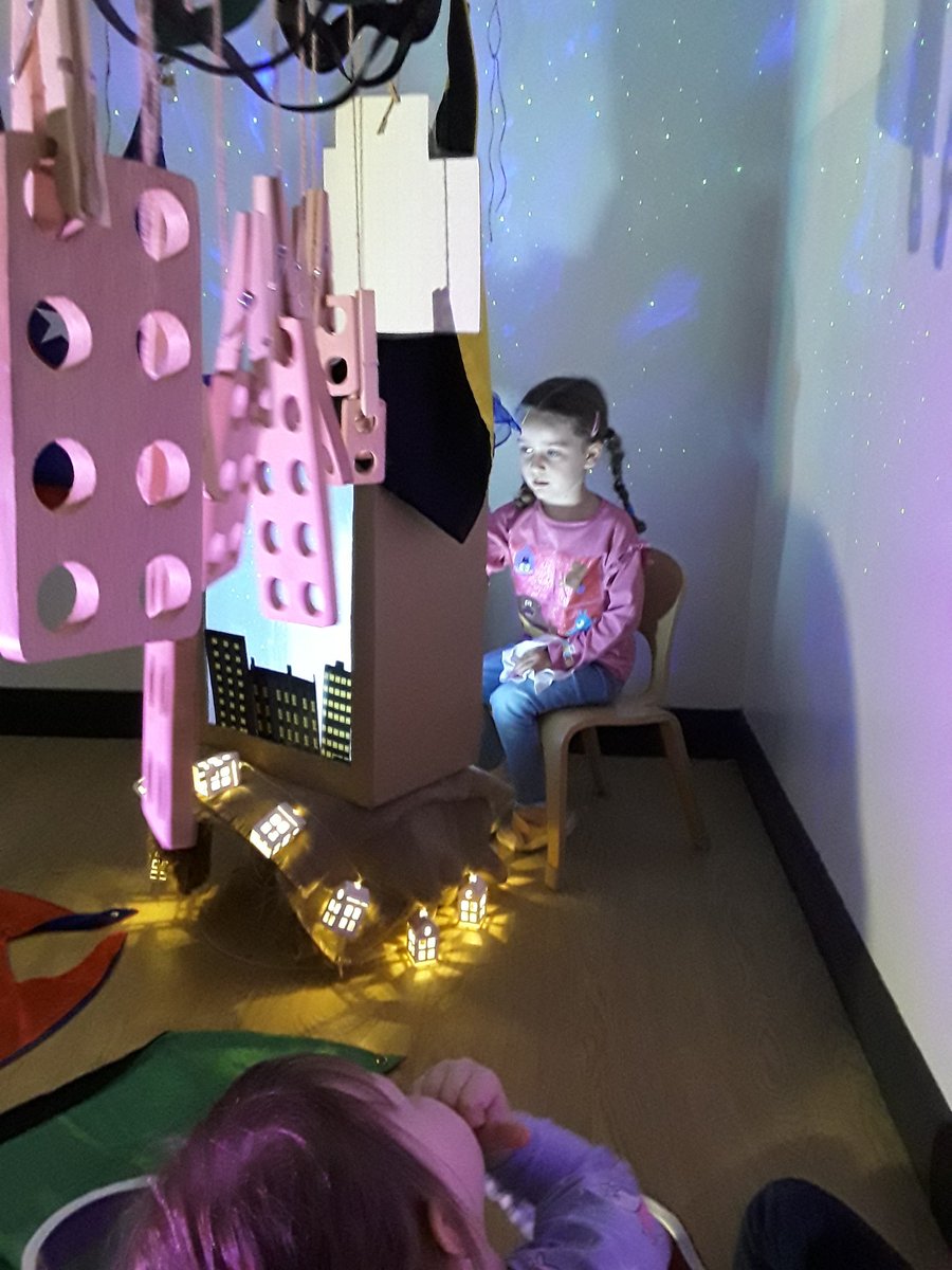 AshbridgeMaxy's tweet photo. Follow this thread for our superhero story dreaming studio session! Continuing & enhancing #Headghogs classroom learning topics through theatrical play, light and reflection @EYTalking @cosydirect @AshbridgeAteli1 @NDNAtalk #lightandshadowstudioatmaxy https://t.co/YbqUebJojj