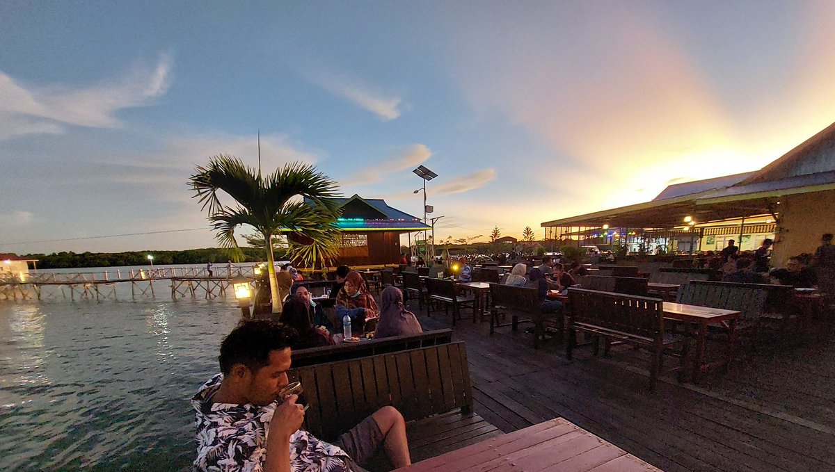 Narqie_TuanKopi's tweet photo. Senda dan senja bersama kursi sebelah!
Taken at Bontang Kuala. ( Photo by @bening_korola )

#explorebontang 
#visitbontang #sunset #bontangkuala https://t.co/AFkVFfa8s7