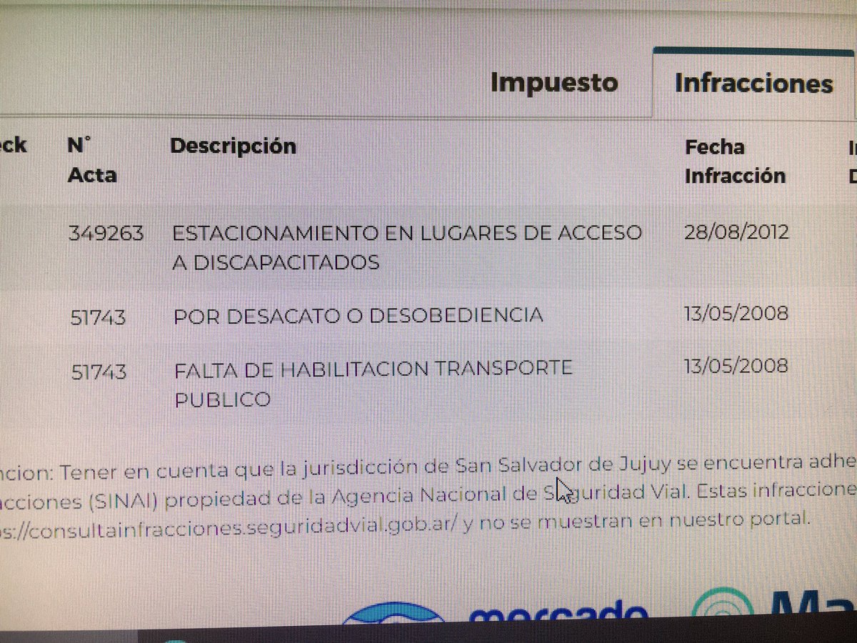 CeciSSdeJujuy's tweet photo. Gente que no sabe o no le importa manejar bien y ponen en peligro al resto. Autopista, lento por carril rápido, y como quiere ir por el camino de la derecha y hay una larga fila de acceso a la ciudad, pretende meterse por donde pueda AAD662 y se pone en “doble fila” en calle de 2 https://t.co/4tFlb4fOG0