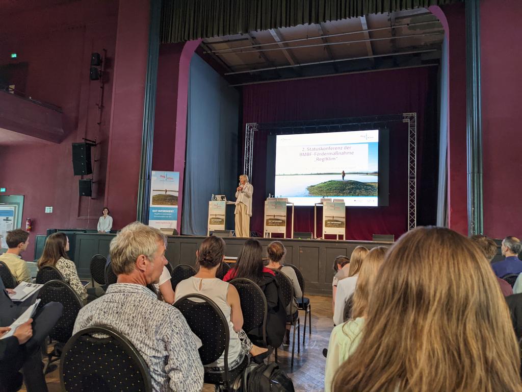 Seit ca. 2 Jahren sind wir eine von 6 Modellregionen Deutschlands, um gemeinsam zwischen Wissenschaft und Praxis Handlungsmöglichkeiten in Bezug auf Klimaanpassung auf regionaler Ebene zu erarbeiten. Heute treffen wir uns mit allen teilnehmenden Regionen zum ersten Mal in Halle
