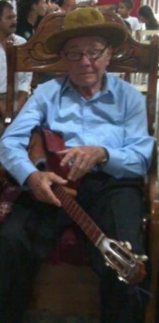 Este roble, mi padre está cumpliendo 96 años, el dice que más!!! Felicidades mi viejo chavista querido. Quien más me lo felicita???