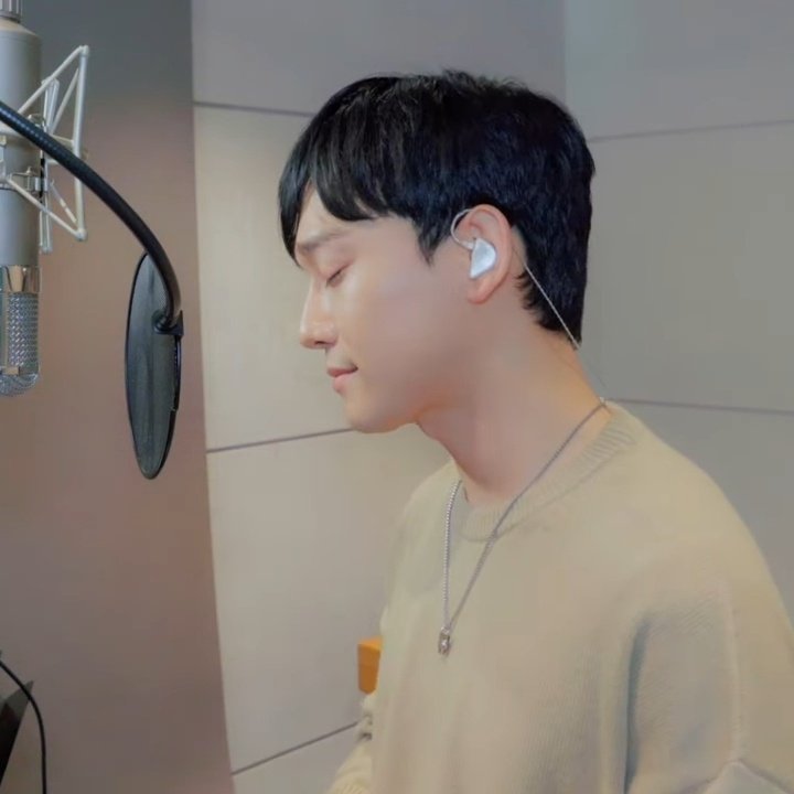 Oshnix94's tweet photo. OMG IT'S REAL. CHENTUBE IS BACK  😭😭 https://t.co/K5OAb1d3jO