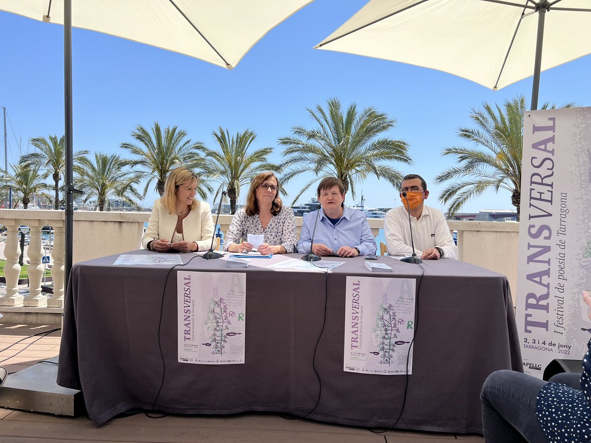 Presentant el nou cicle de poesia Transversal - I festival de poesia de Tarragona. Suma d’esforços de l’ <a href="/ApellcUrv/">APELLC</a> <a href="/escoladelletres/">Escola de Lletres</a> 

Famdelletres a Tarragona