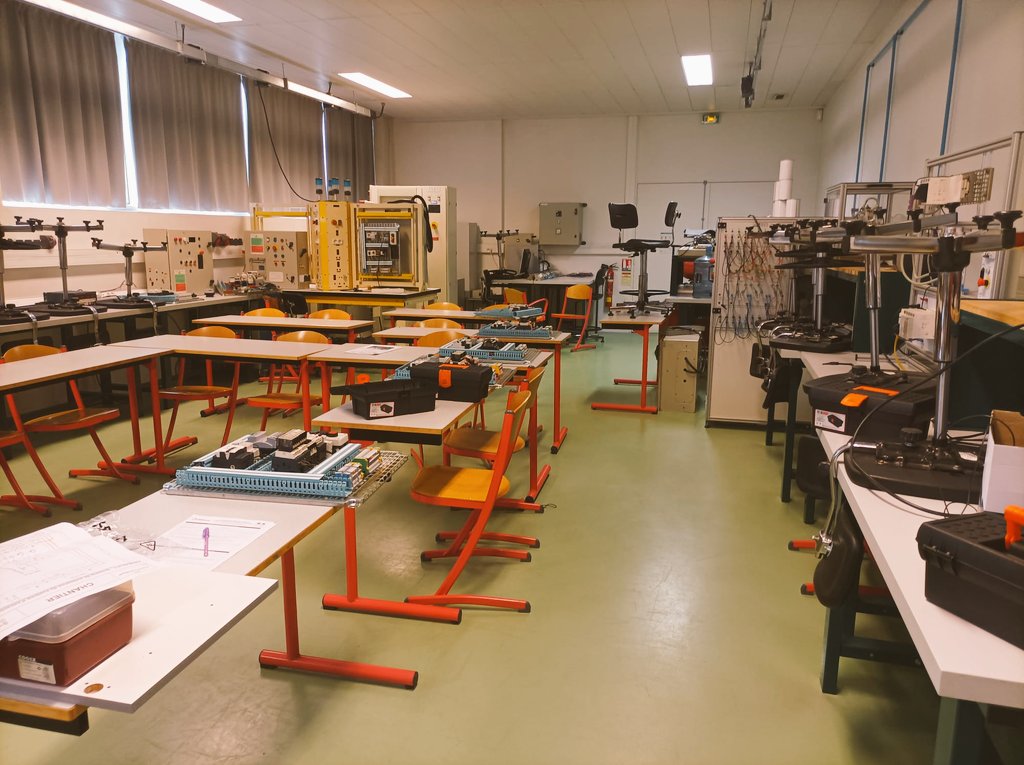erasmus_dbosco's tweet photo. Last day of our teacher Floren from @IES_DONBOSCO_AB  in the facilities of our French partner  in #VitrySurSeine Rewarding experience of exchange of good practices #ErasmusPlus @educajccm @sepiegob #FPchallengue @fp_empresa https://t.co/hUCvJawksY