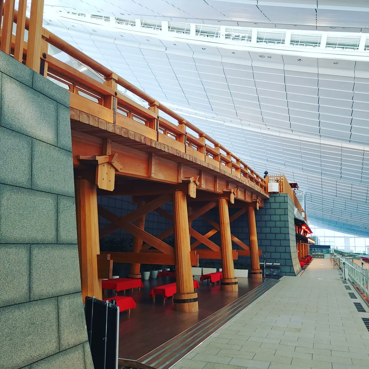yoshiryukakashi's tweet photo. 欧州ANIMAREツアー出発日✈③

スライムみっけ
ターミナルの上階にある「日本橋」
普段ならもっと人が往来しているのかなぁ
#かかし座 #海外公演 #出国前 
#羽田空港第3ターミナル #羽田空港国際線ターミナル 
#edomarketplace #日本橋 
#スライム #擬宝珠 https://t.co/mh40WRtK2g