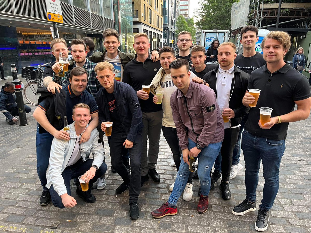 badge_is_in's tweet image. Lots to take in here!

Poor effort from the lad on the far left, his leading arm is his right which means the badge is hidden. He needs to be sent out on #badgein loan to get some experience.

The CP and stoney lad have got the side on pose sorted, lovely badge exposure.

8.7/10.