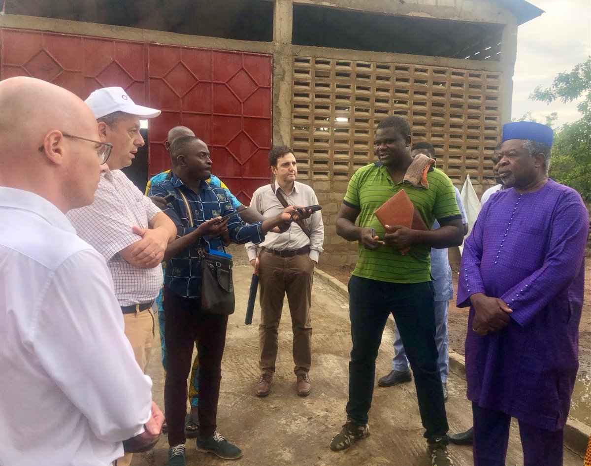 ambafrancebenin's tweet photo. ÉQUIPE EUROPE 🇪🇺 | Visite des ambassadeurs 🇩🇪🇧🇪🇫🇷🇳🇱🇸🇪🇪🇺 d'une unité de production de l’association karité #Benin soutenue par le #PARASEP financé par l’@UEauBenin et l'@AFD_France pour développer le label « Kari Bénin » #TeamEurope
👉https://t.co/mnXPlkmfUn https://t.co/HP7K7jfbHZ