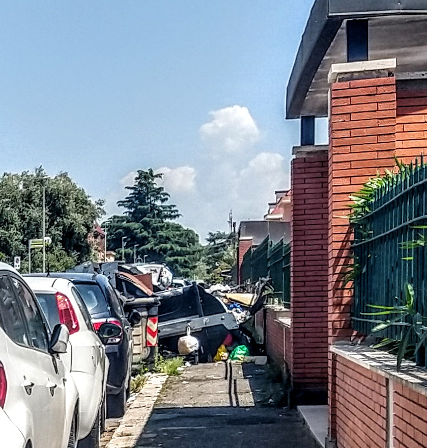 sa_ga13's tweet photo. V. Squillace 42 #MunicipioVII #Statuario @Roma. #Cassonetto rovesciato da 12 giorni, blocca il marciapiede. #Immondizia che imputridisce. Di fronte: #Todis e una scuola dell'#infanzia. I @Lavoratori_Ama svuotano, indifferenti, i #cassonetti vicini @Sabrinalfonsi @gualtierieurope https://t.co/rrtuHnLIub