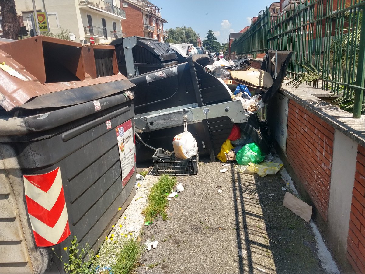 sa_ga13's tweet photo. V. Squillace 42 #MunicipioVII #Statuario @Roma. #Cassonetto rovesciato da 12 giorni, blocca il marciapiede. #Immondizia che imputridisce. Di fronte: #Todis e una scuola dell'#infanzia. I @Lavoratori_Ama svuotano, indifferenti, i #cassonetti vicini @Sabrinalfonsi @gualtierieurope https://t.co/rrtuHnLIub
