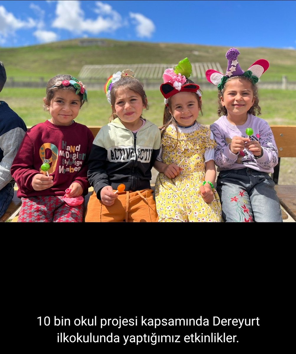 MtalSelcen's tweet photo. 10000 okul projesi kapsamında okulumuz öğrencilerinin, merkeze bağlı dereyurt ilkokuluna yaptıgı ziyaretimiz.Bilişim teknolojileri öğrencilerimizin 3d kalemle yaptığı çalışmalar ile çocuk gelişimi öğrencilerinin palyaço gösterisi ve yüz boyama etkinliği @NrcnMrgn @MusMilliEgitim1 https://t.co/Hw1ugeSNus