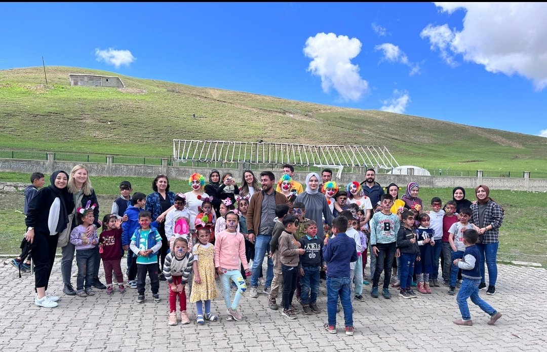 MtalSelcen's tweet photo. 10000 okul projesi kapsamında okulumuz öğrencilerinin, merkeze bağlı dereyurt ilkokuluna yaptıgı ziyaretimiz.Bilişim teknolojileri öğrencilerimizin 3d kalemle yaptığı çalışmalar ile çocuk gelişimi öğrencilerinin palyaço gösterisi ve yüz boyama etkinliği @NrcnMrgn @MusMilliEgitim1 https://t.co/Hw1ugeSNus