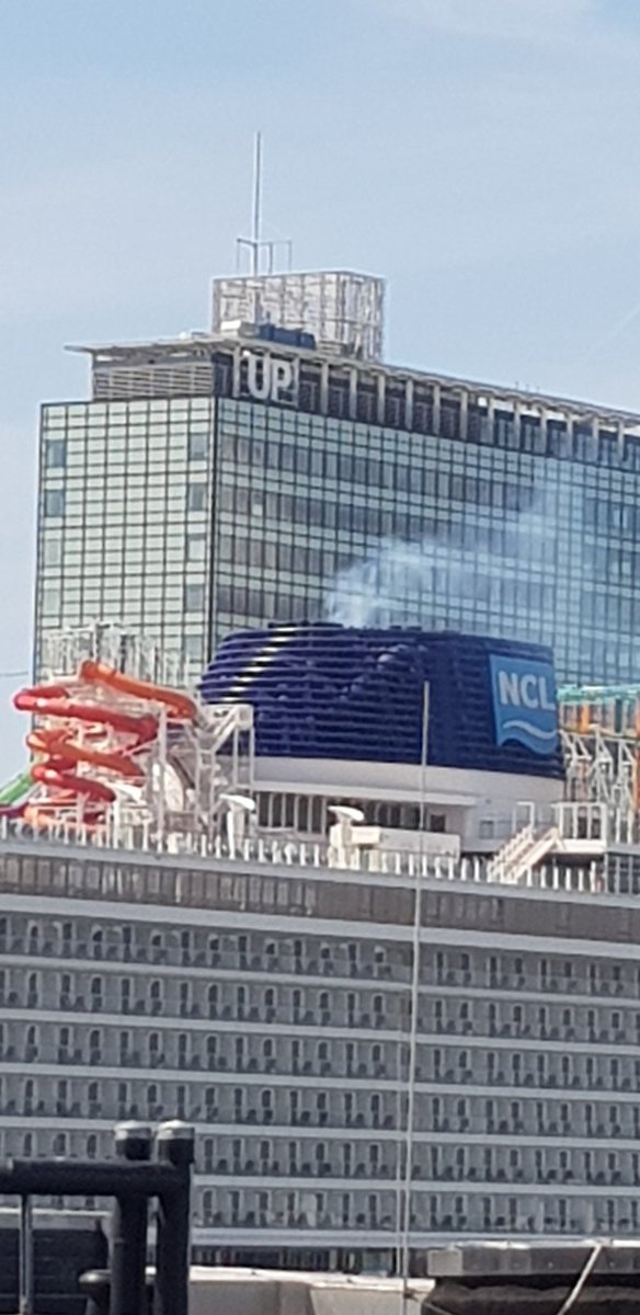 IjOpen's tweet photo. @NCL_Freestyle  not making a lot of (new) Friends in Amsterdam 8 hours of smoke https://t.co/TEbddnBiPV