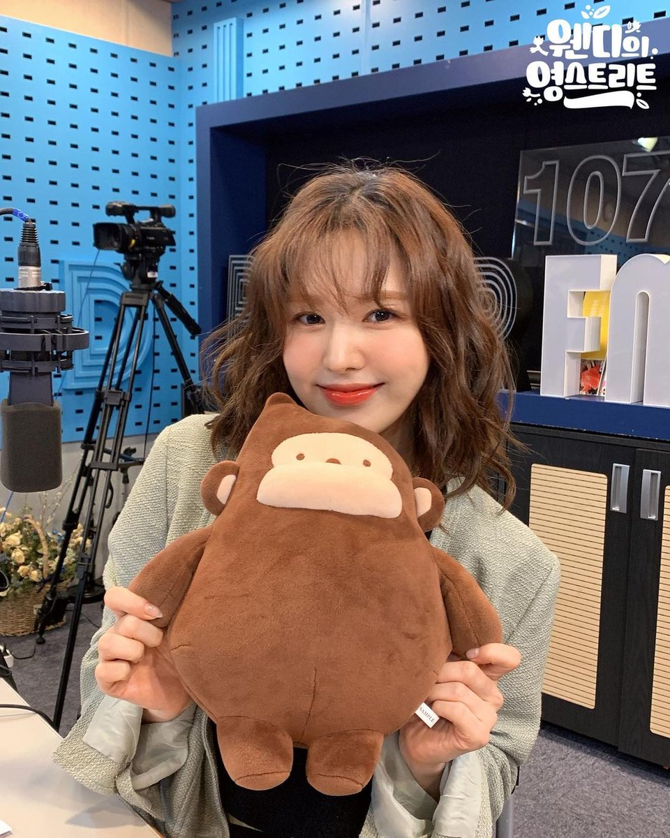 wandj221's tweet photo. 220511 sbsyoungstreet insta update with #WENDY 💙

Isn't Youngstreet full of energy! from the opening today?😆
Come to Youngstreet to see cute WanD's pictures and see moving WanD💙

If you come to the #viewableradio, you can see WanD📸🤩 https://t.co/cgF7diPwKD