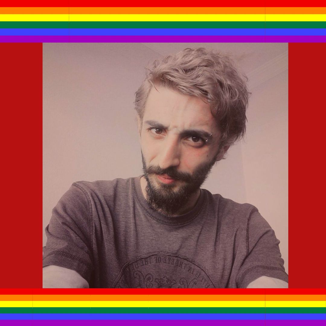 Îsyan Tolhildana Pirsusê, gökkuşağını kuşandığı Rojava'da Covid-19 sebebiyle hayata veda etti.
Heteroseksist kapitalist sisteme karşı devrim topraklarında onurlu mücadelemizi büyüten Îsyan Tolhildana Pirsusê mücadelemizde yaşayacak.