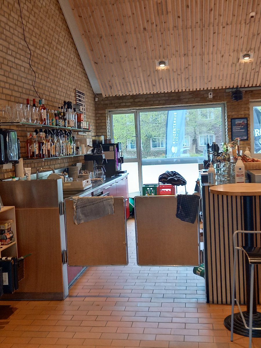 Varsin mielenkiintoinen tämä tanskalaisten käsitys opiskelijakahviosta. Löytyy Århusin yliopistosta. Auki toki ihan kuten kahvioiden kuuluukin, piristämässä opintojen välissä. Eikä turhia syötäviä tarjolla välipalaksi... 😀