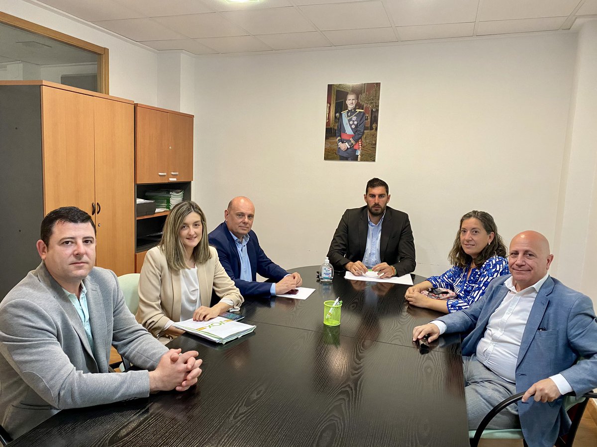 Vox_Murcia's tweet photo. 🔊 VOX se reúne con los dirigentes de @CermiMurcia 

💬 @antelini: “Denunciamos la dejadez del Gobierno regional con las personas que más lo necesitan. En la Región de Murcia faltan 5000 plazas en los centros de personas con discapacidad”

#SoloQuedaVOX🇪🇸 https://t.co/t7cqtkYX0Z
