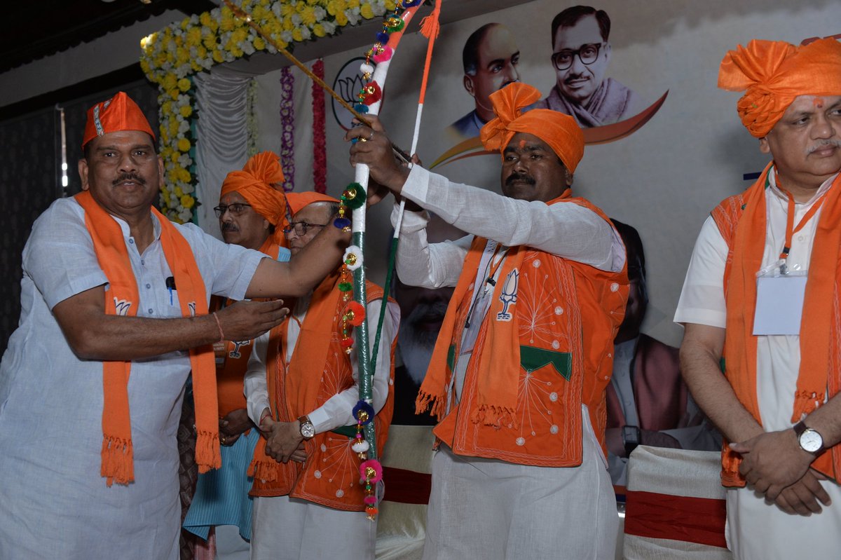BJPSTMORCHA's tweet photo. इसी के साथ मोर्चा के राष्ट्रीय अध्यक्ष श्री @SameerOraon16 जी, केंद्रीय मंत्री श्री @Bishweswar_Tudu जी, गुजरात सरकार के मंत्री श्री @NareshPatelBJP जी, मोर्चा के नीति एवं शोध प्रभारी डॉ. @DrSumerSolanki1 जी ने भी अपनी बात रखी। https://t.co/pkdRAzNQix