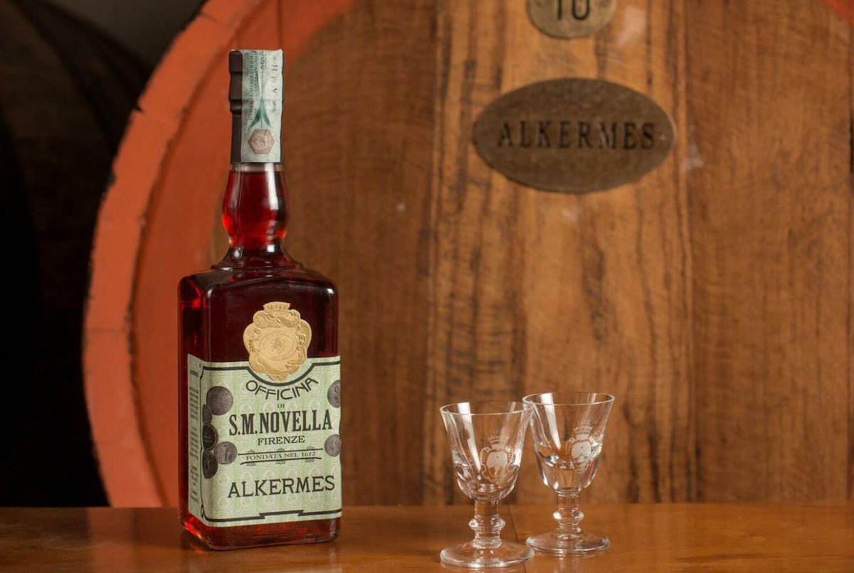 WineNewsIt's tweet photo. L’#Alkermes, nato nel XVIII, è il liquore che da sempre arricchisce la zuppa inglese, dolce della tradizione. L’#OfficinaErboristicaSantaMariaNovella @smnovella1221 lo produce nella ricetta originale codificata da fra’ Cosimo Bucelli, https://t.co/oioO1aKd3R https://t.co/pothXpf9Oe