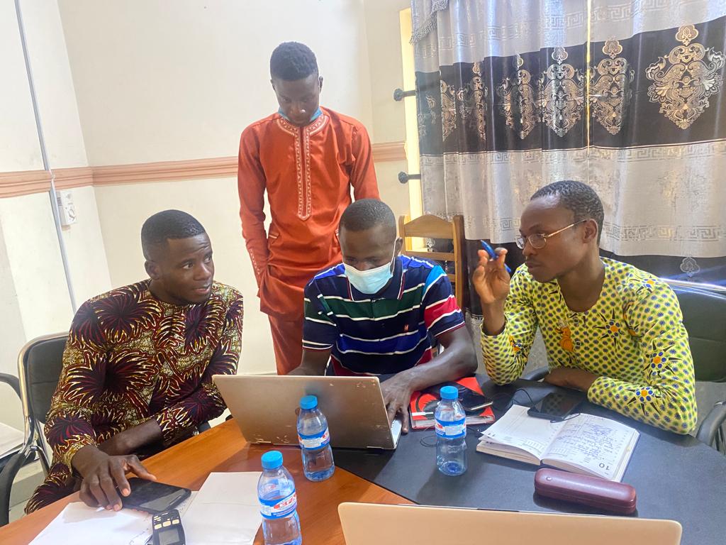 JVSAssociation's tweet photo. Avec l'appui technique de @Intside, nous avons renforcé les capacités de nos membres et de certaines #OSC jeunes partenaires en communication digitale. Avec les modules développés, ils peuvent désormais créer des contenus digitaux à impact et interagir efficacement.
#tech #SDSR https://t.co/C92OmU7Qiw
