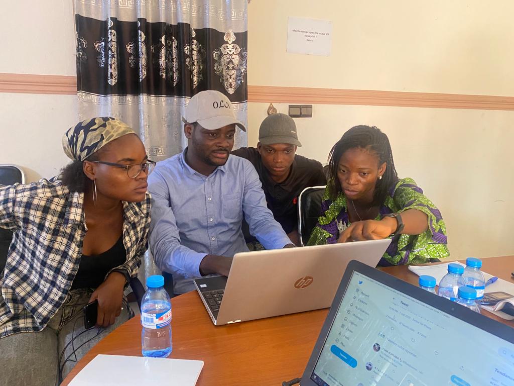 JVSAssociation's tweet photo. Avec l'appui technique de @Intside, nous avons renforcé les capacités de nos membres et de certaines #OSC jeunes partenaires en communication digitale. Avec les modules développés, ils peuvent désormais créer des contenus digitaux à impact et interagir efficacement.
#tech #SDSR https://t.co/C92OmU7Qiw