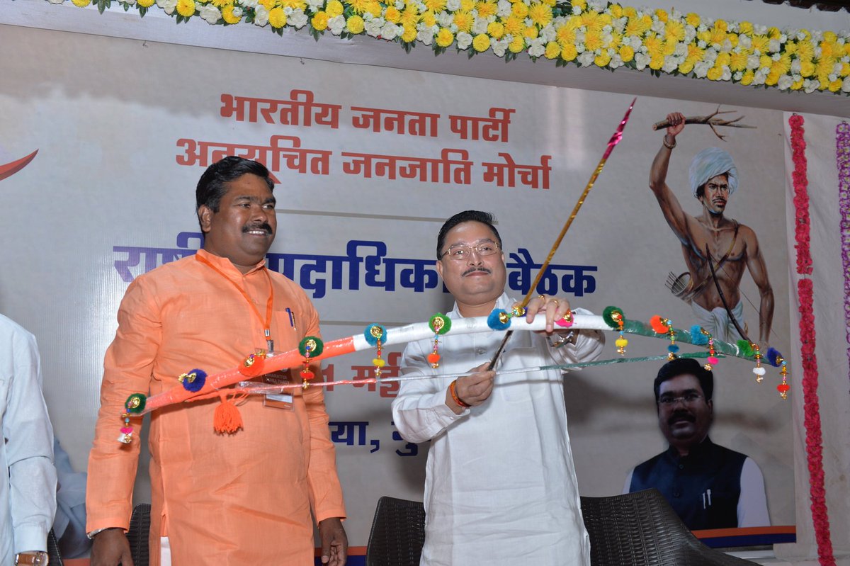 BJPSTMORCHA's tweet photo. इस बैठक के दूसरे दिन की शुरुआत मोर्चा के राष्ट्रीय सोशल मीडिया संयोजक श्री @dhaval241086 जी के वक्तव्य से हुई। जिसके बाद TRIFED के चेयरमैन श्री @RP_RATHWA जी और अंत में भाजपा के राष्ट्रीय महामंत्री, सांसद और मोर्चा के प्रभारी श्रीHY @DilipSaikia4Bjp जी ने अपनी बात रखी ... https://t.co/S8YQIdNGag
