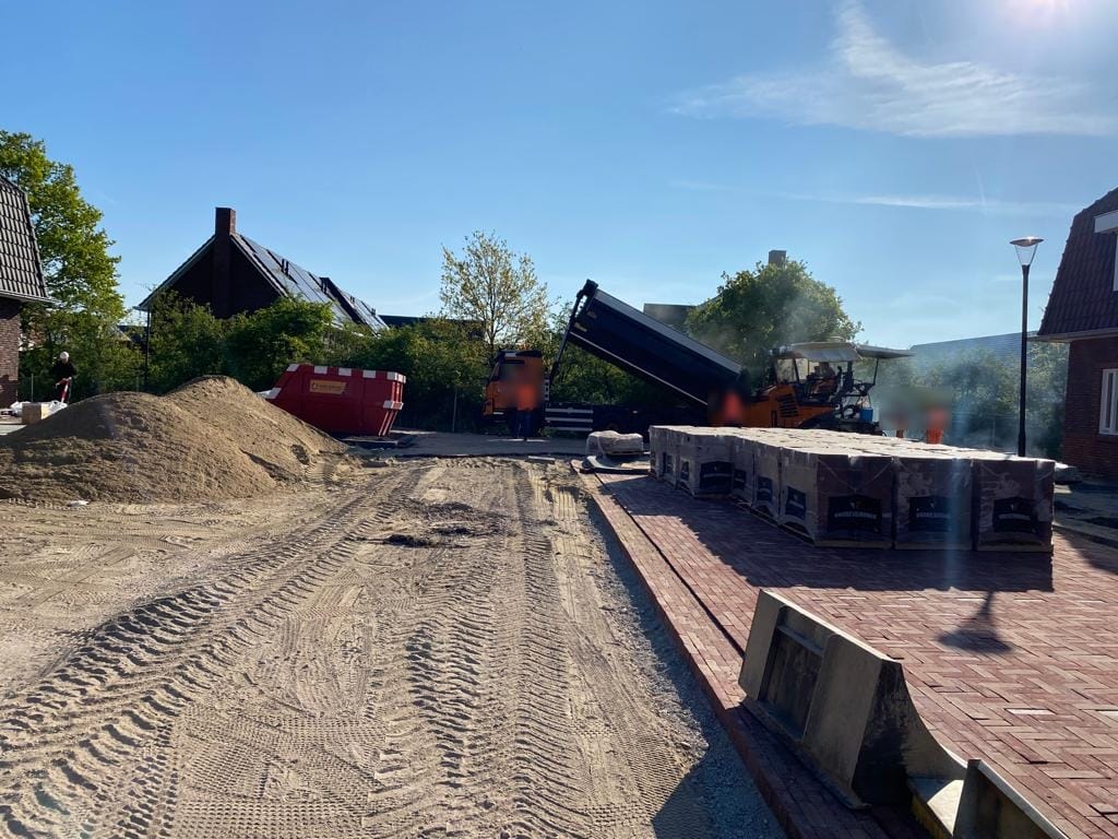 InfraVan's tweet photo. Afgelopen week asfalt werkzaamheden uitgevoerd op het werk #Cattepoelseweg in #Arnhem voor onze opdrachtgever @gemeentearnhem in samenwerking met onze onderaannemer @gebrvkessel

🟡🔴 👷🏻‍♂️👷🏻‍♀️ 🚧 🚮 🦺 ♻️ 🚛

#vandalen #infra &amp; #milieu #containers #reiniging #huissen https://t.co/mzZj6RRV1C