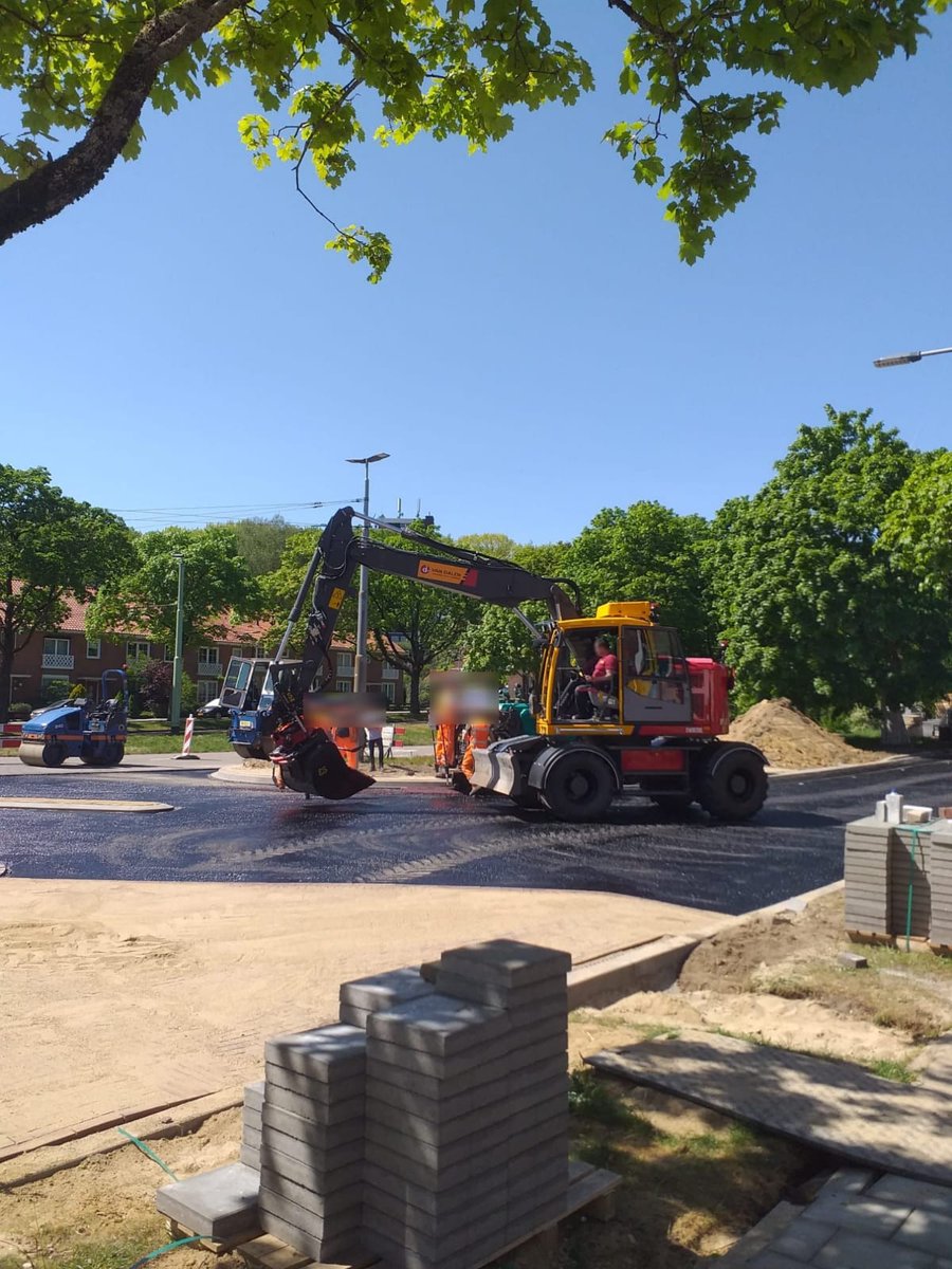InfraVan's tweet photo. Afgelopen week asfalt werkzaamheden uitgevoerd op het werk #Cattepoelseweg in #Arnhem voor onze opdrachtgever @gemeentearnhem in samenwerking met onze onderaannemer @gebrvkessel

🟡🔴 👷🏻‍♂️👷🏻‍♀️ 🚧 🚮 🦺 ♻️ 🚛

#vandalen #infra &amp; #milieu #containers #reiniging #huissen https://t.co/mzZj6RRV1C