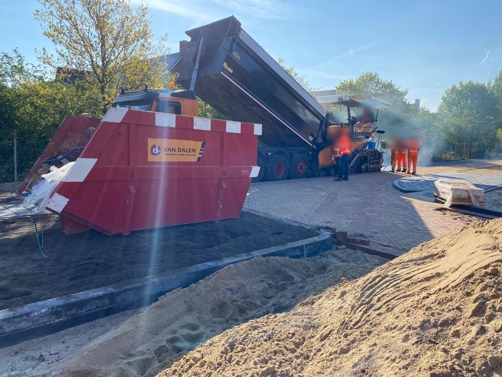InfraVan's tweet photo. Afgelopen week asfalt werkzaamheden uitgevoerd op het werk #Cattepoelseweg in #Arnhem voor onze opdrachtgever @gemeentearnhem in samenwerking met onze onderaannemer @gebrvkessel

🟡🔴 👷🏻‍♂️👷🏻‍♀️ 🚧 🚮 🦺 ♻️ 🚛

#vandalen #infra &amp; #milieu #containers #reiniging #huissen https://t.co/mzZj6RRV1C