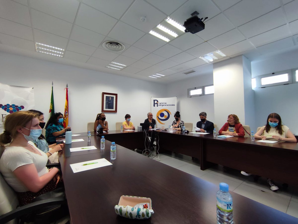 ProgramasInterg's tweet image. Mantenemos una reunión con doctor Matt Kaplan profesor de @penn_state 
Visita Extremadura 🟩⬜️⬛️ junto a su equipo y a alumnas del centro para conocer experiencias de este tipo.
Le hemos presentado nuestro programa y las acciones que realizamos. 
También asiste @CatedraMacrosad