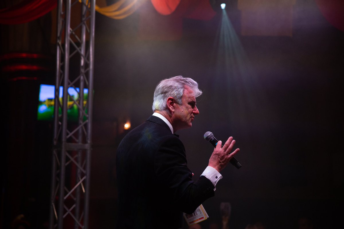Thanks to @edrising for being an excellent auctioneer & raising so much for The Daisy Trust! Photo by Maria Kalinowska /M.A.Kamera instagram.com/m.a.kamera?igs…