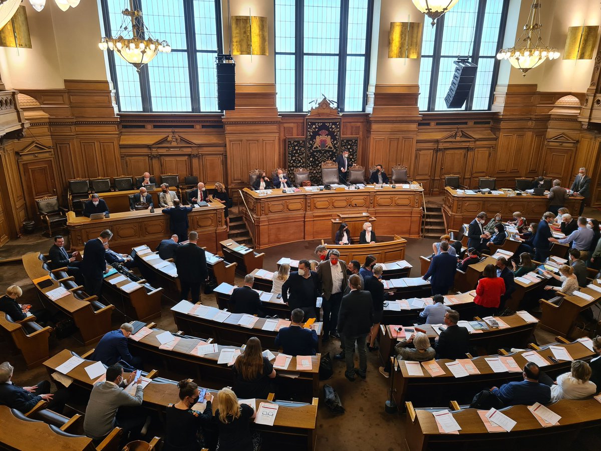 Die <a href="/buergerschaftHH/">Bürgerschaft Hamburg</a> ist zurück im Plenarsaal. Und alle machen erstmal Selfies;-)