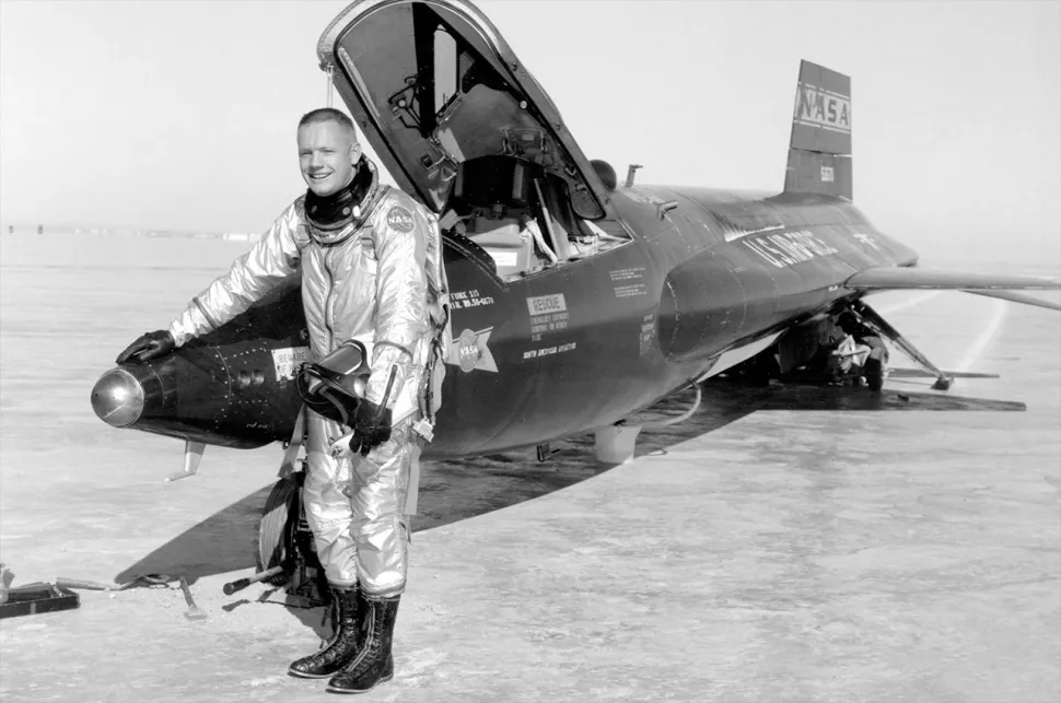 jamespyles's tweet photo. Research pilot Neil Armstrong stands with an X-15 rocketplane at NASA's Flight Research Center, Edwards, Calif., in 1960. (Image credit: NASA) #NASA #X15 #rocketplane #space https://t.co/DmE7bo6Unl