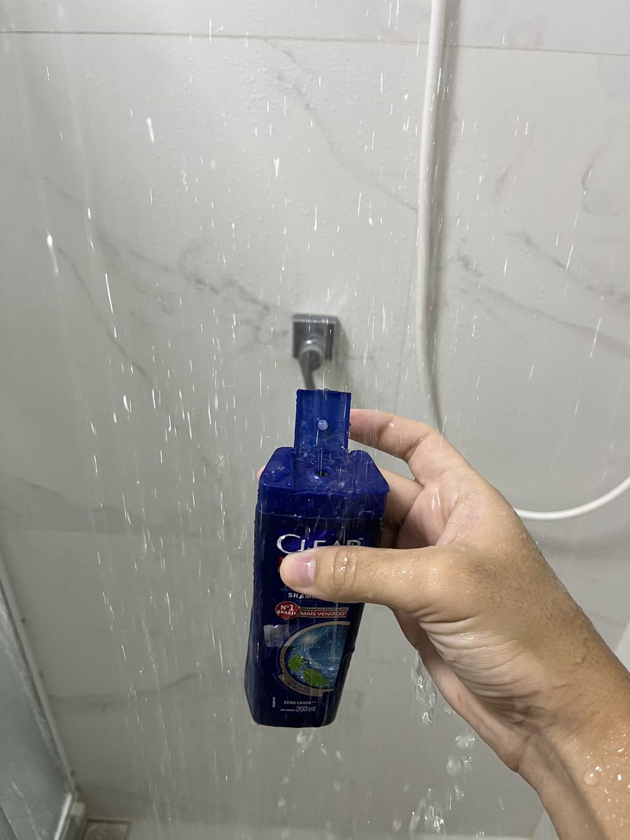 pedrocertezas's tweet photo. não importa quanto dinheiro tem na conta, todo ser humano DE CARÁTER enche o shampoo d’água pra aproveitar o finzinho antes de jogar fora https://t.co/edFXbOydNd